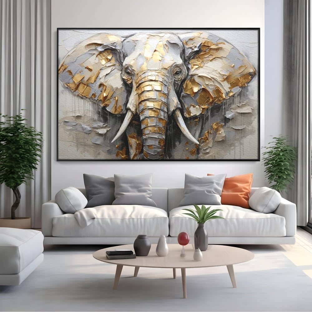 Tablou canvas cu tablou canvas cu cap de elefant in relief si insertii aurii, in rama de aluminiu negru, pe perete intr-un living